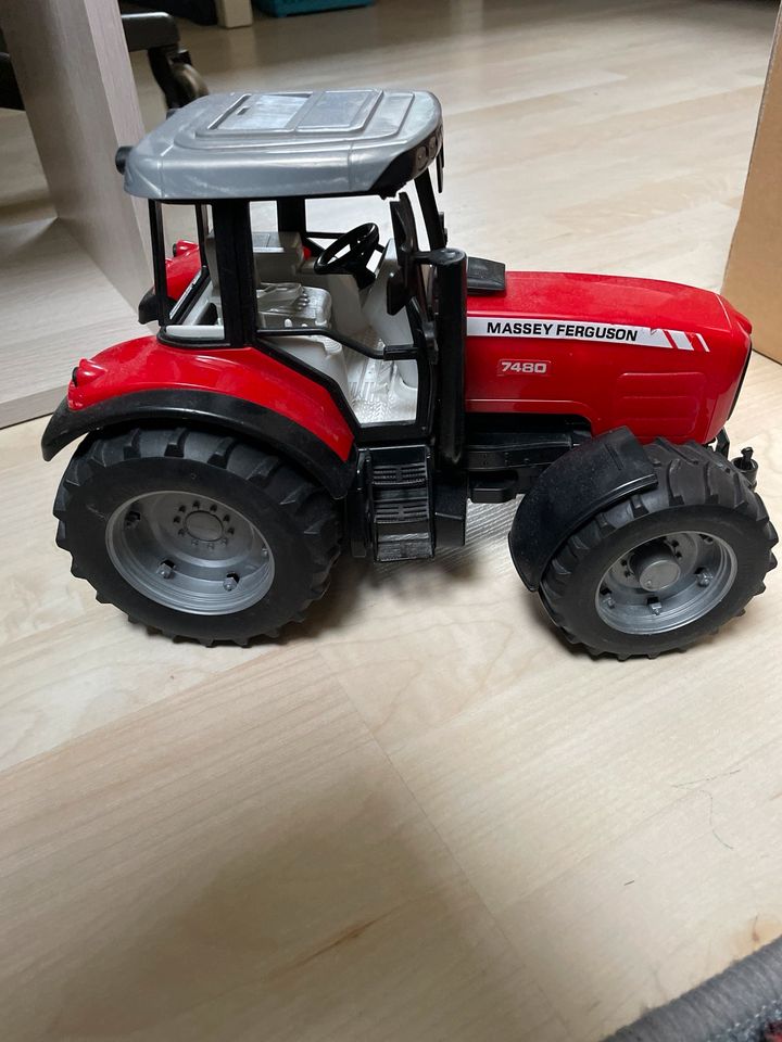 Traktor Massey Ferguson in Nürnberg (Mittelfr)