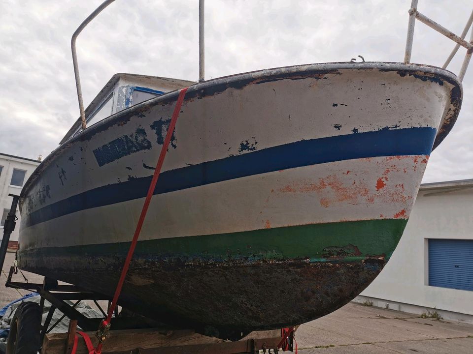 Stahlboot mit Hafentrailer in Bergen auf Rügen