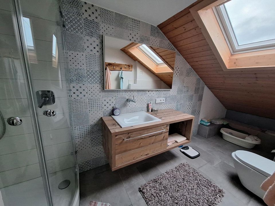 Komplettes Bad - Dusche - Waschtisch - Spiegel - Toilette in Edling