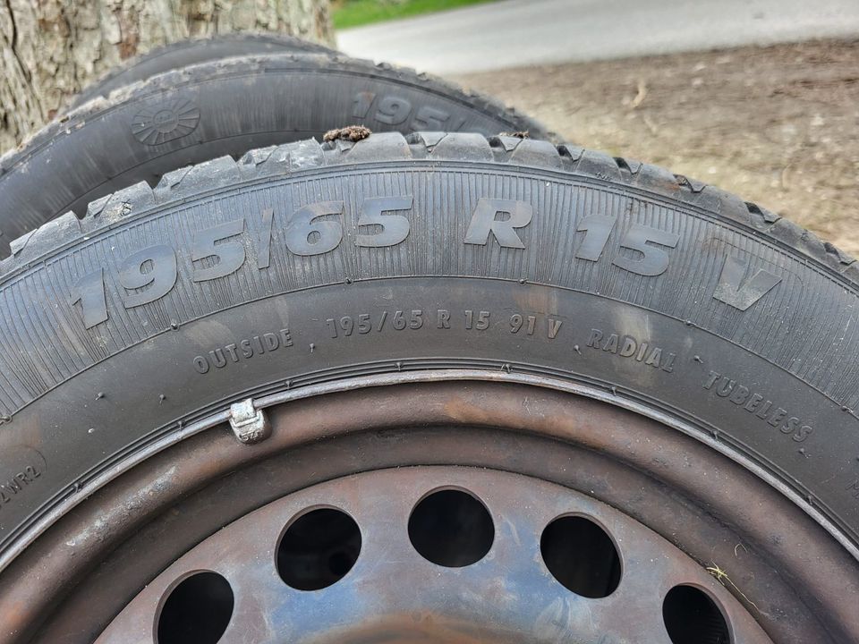 4 Sommerreifen auf Stahlfelgen, 195/65 R15 V, hergestellt 08/19 in Gnutz