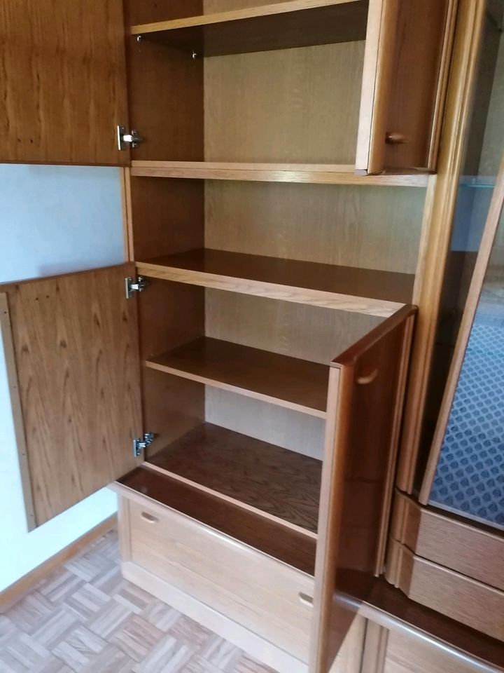 Wohnzimmerschrank mit Glaselement in Ringgau