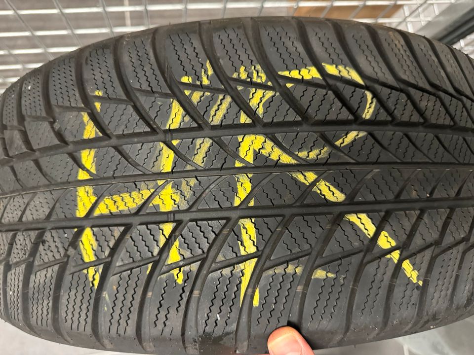 Satz Bridgestone Winterreifen 225/50 R17 98H in Saarbrücken