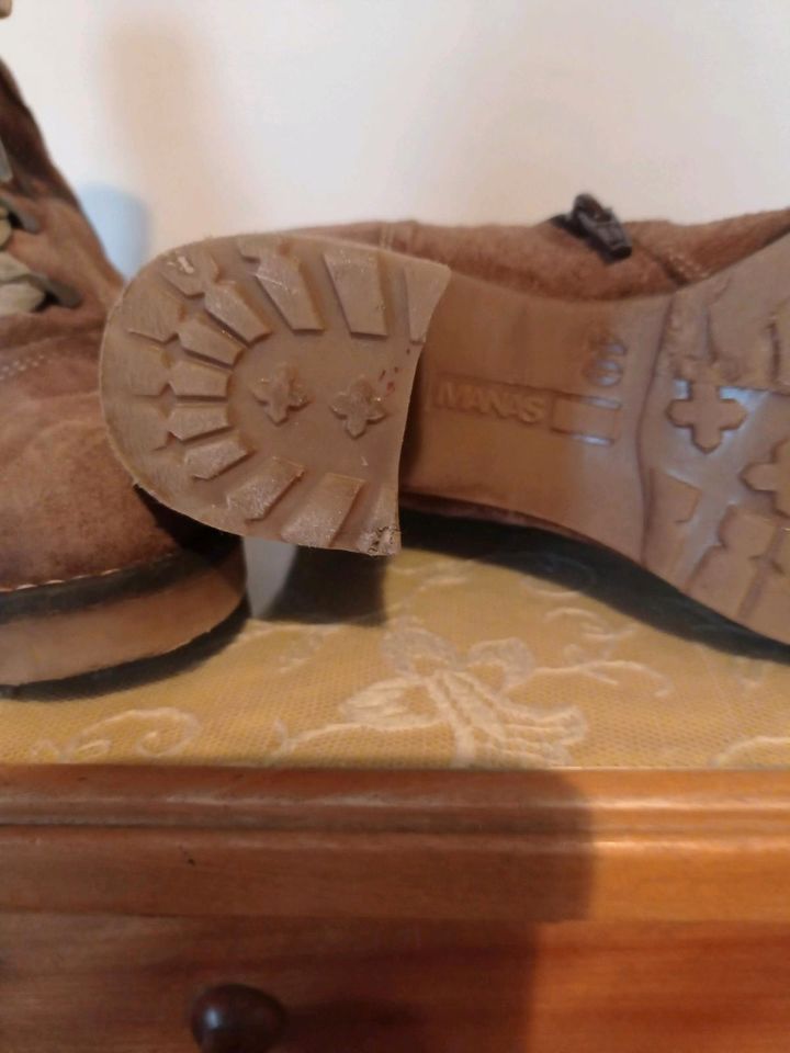 Tolle Boots / Stiefeletten / Stiefel mit Fell in Wadgassen