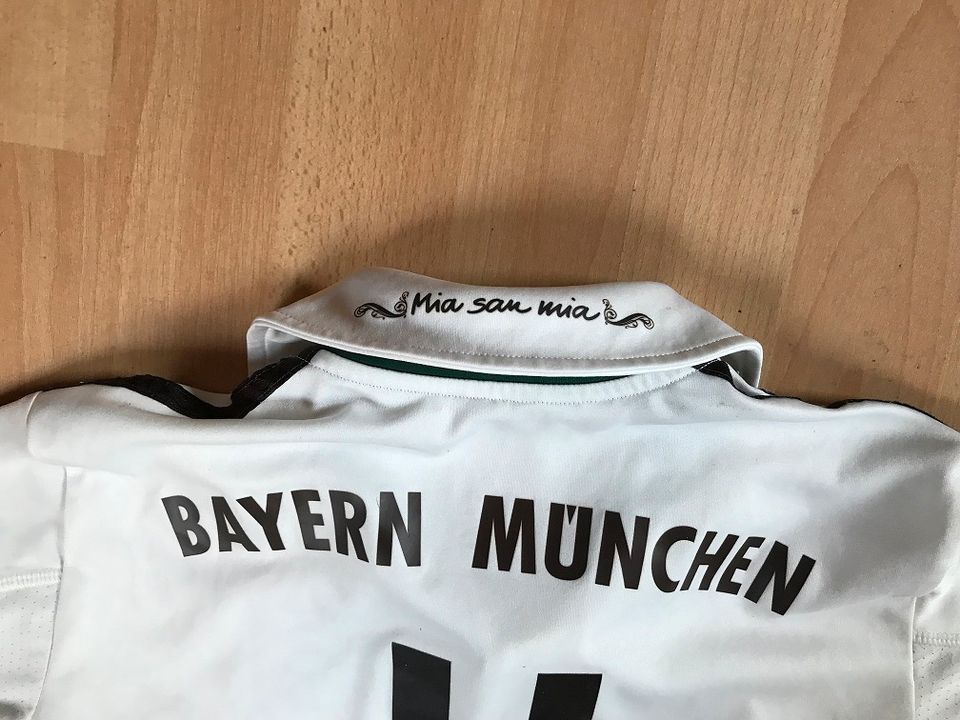 weißes adidas FC Bayern München Trikot Gr. 152 Nr. 11 Shaquri in Klettgau
