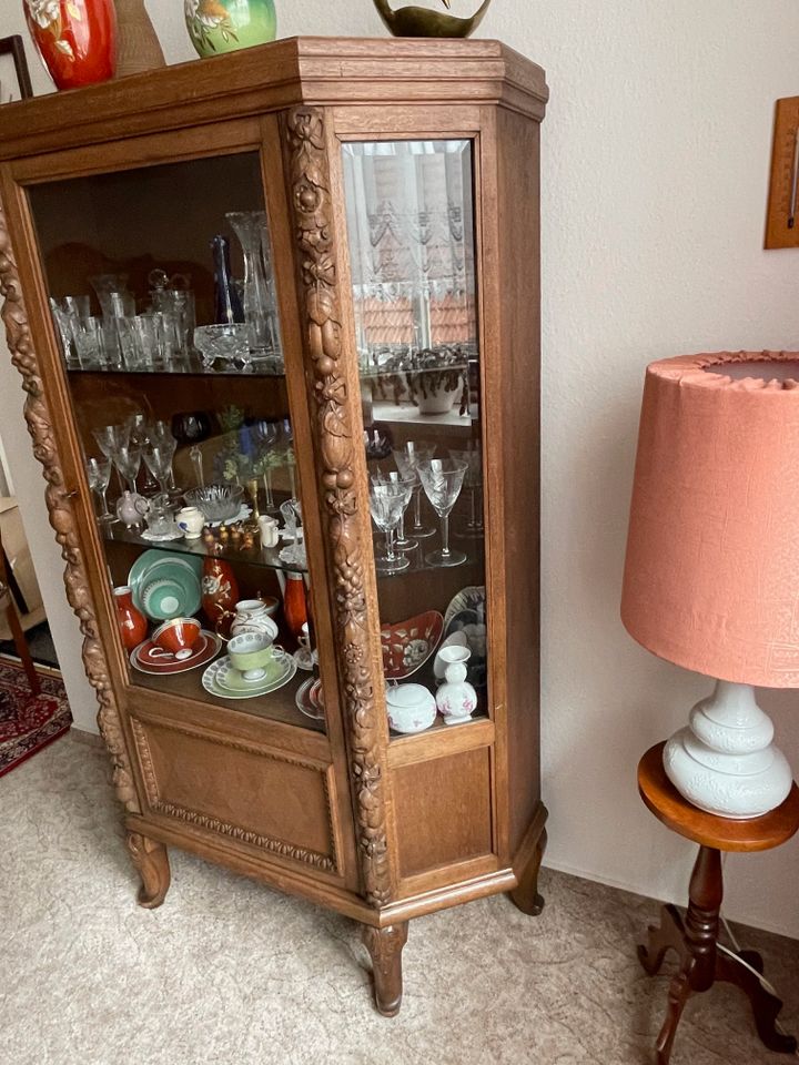 Vitrine aus Holz mit Glas in Eisenach