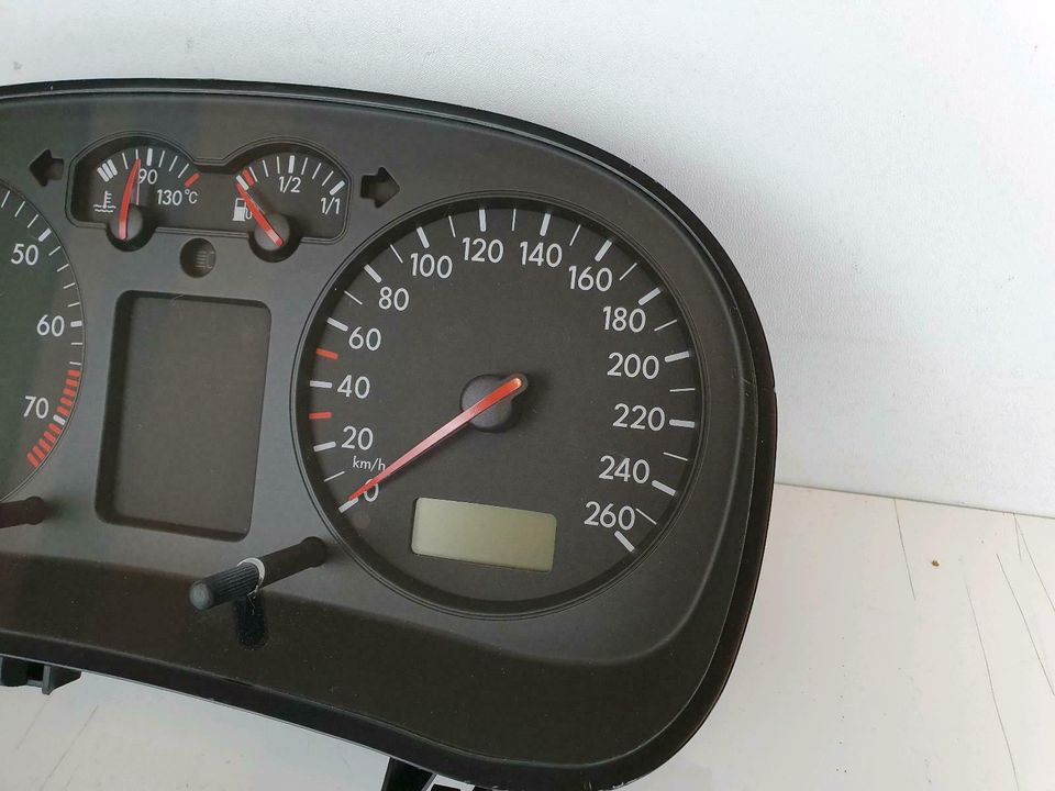 VW Golf IV 4 Tacho Kombiinstrument Tachometer 1J0920805B in Niederkassel