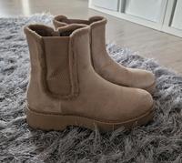 Boots mit hübschen Fell- und Gummieinsatz Niedersachsen - Emmerthal Vorschau