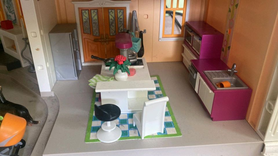 Konvolut Playmobil u.a.  Villa 5302 sechsstöckig mit Zubehör in Leese