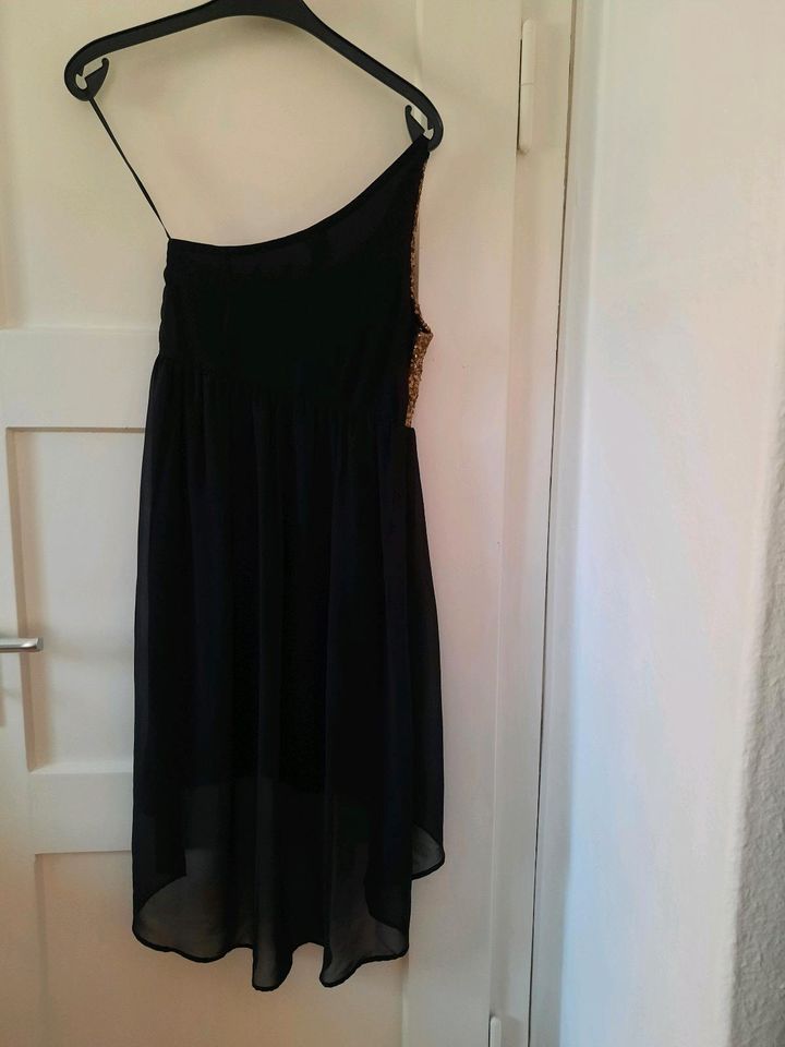 One Shoulder Ballkleid in Landshut