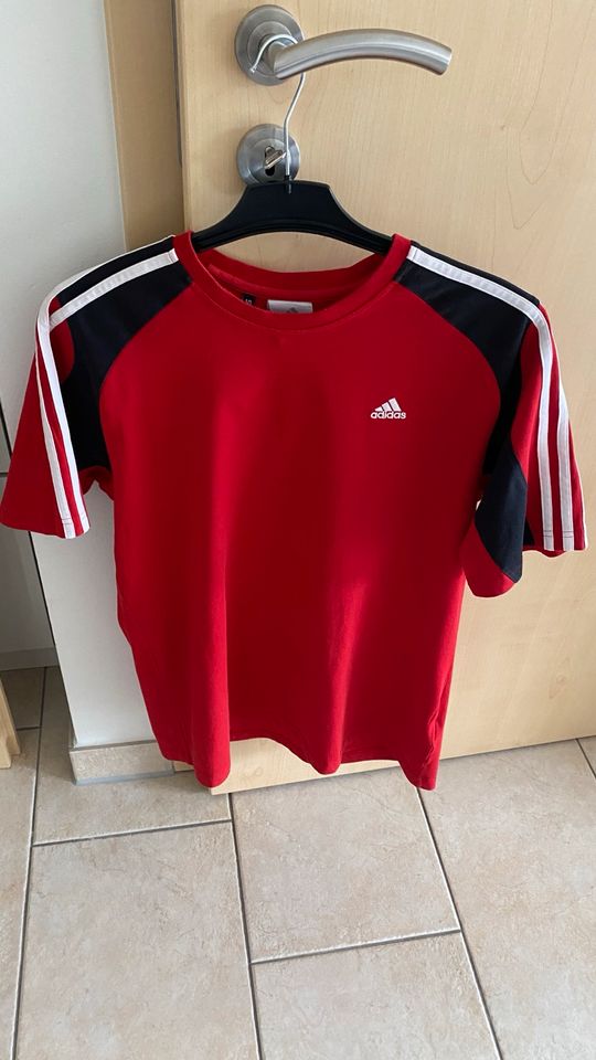 Adidas rot schwarz weis T-Shirt Baumwolle neuwertig sportlich in Gladbeck