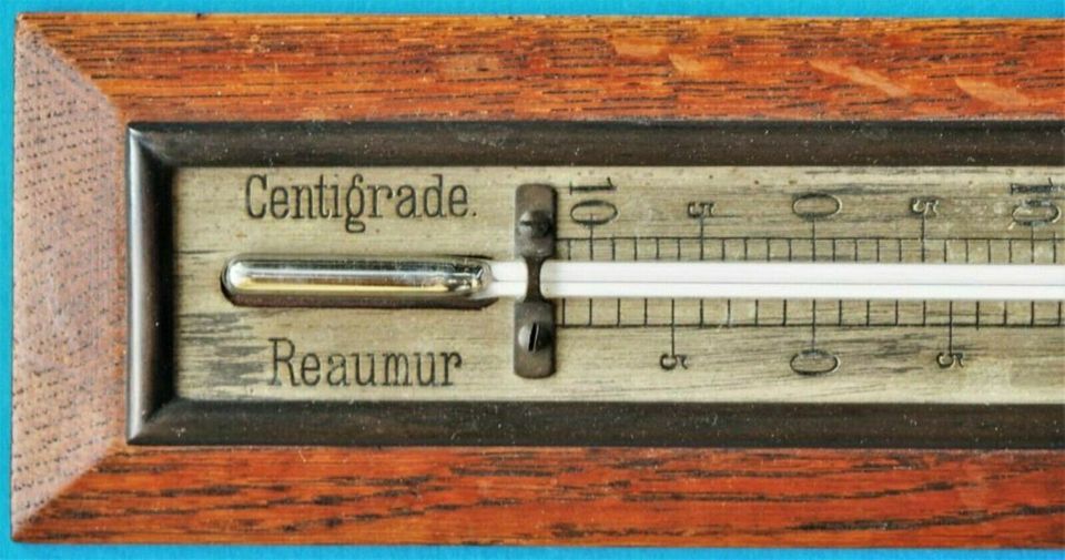 Altes (antikes) Thermometer im Metallrahmen auf Eichenholz in Essen