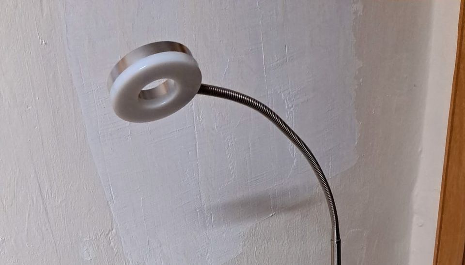 LED Lese-Stehlampe in Aerzen