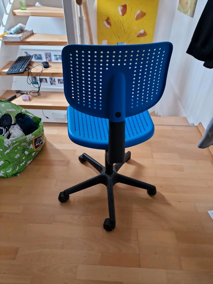 Ikea Schreibtisch Stuhl Kinder in Bad Vilbel