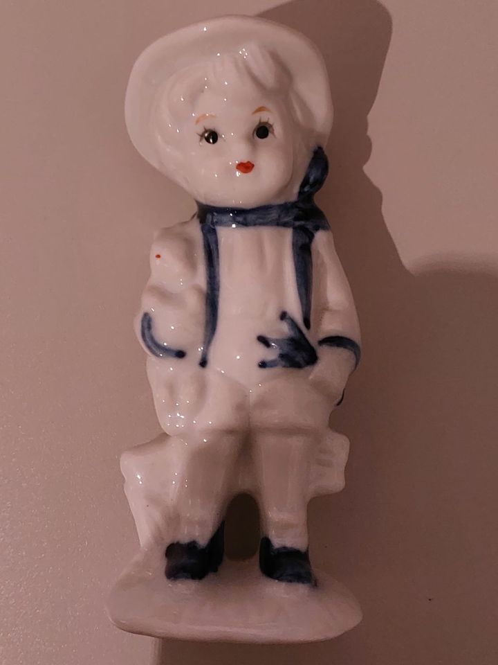 Porzellanfigur Junge mit Hase (Delft) in Hainburg