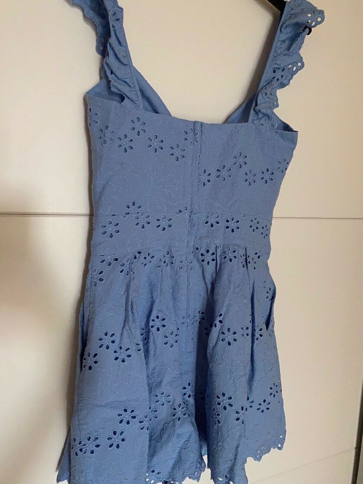 H&M Jumpsuit mit Volants, Stickereien & Cut Out blau Gr. 34 in Windberg