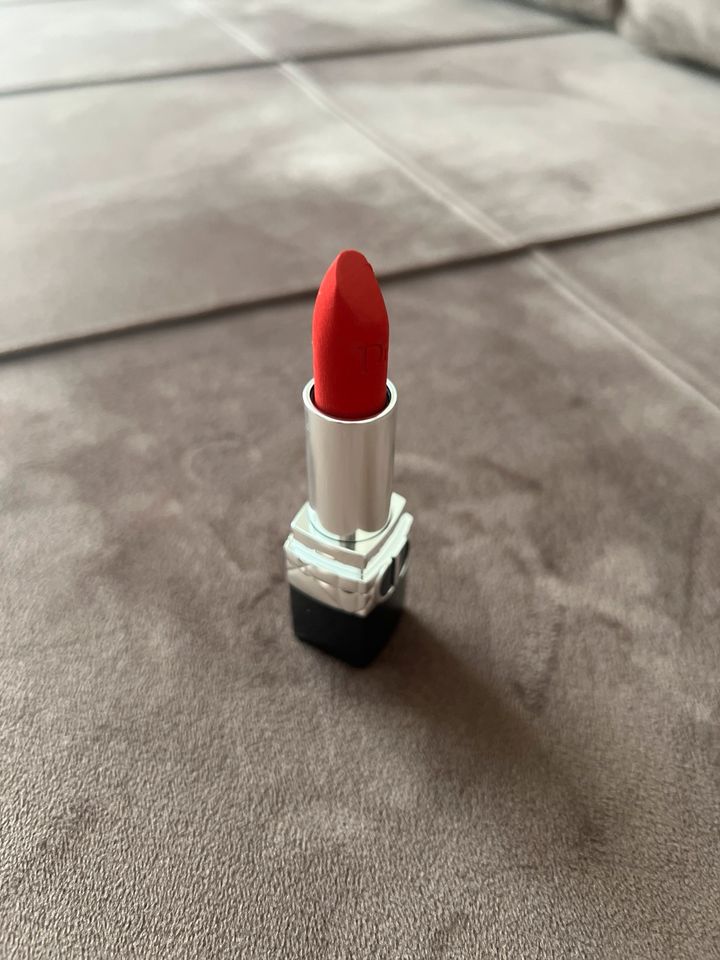 Dior Lippenstift 999 velvet in Mauer