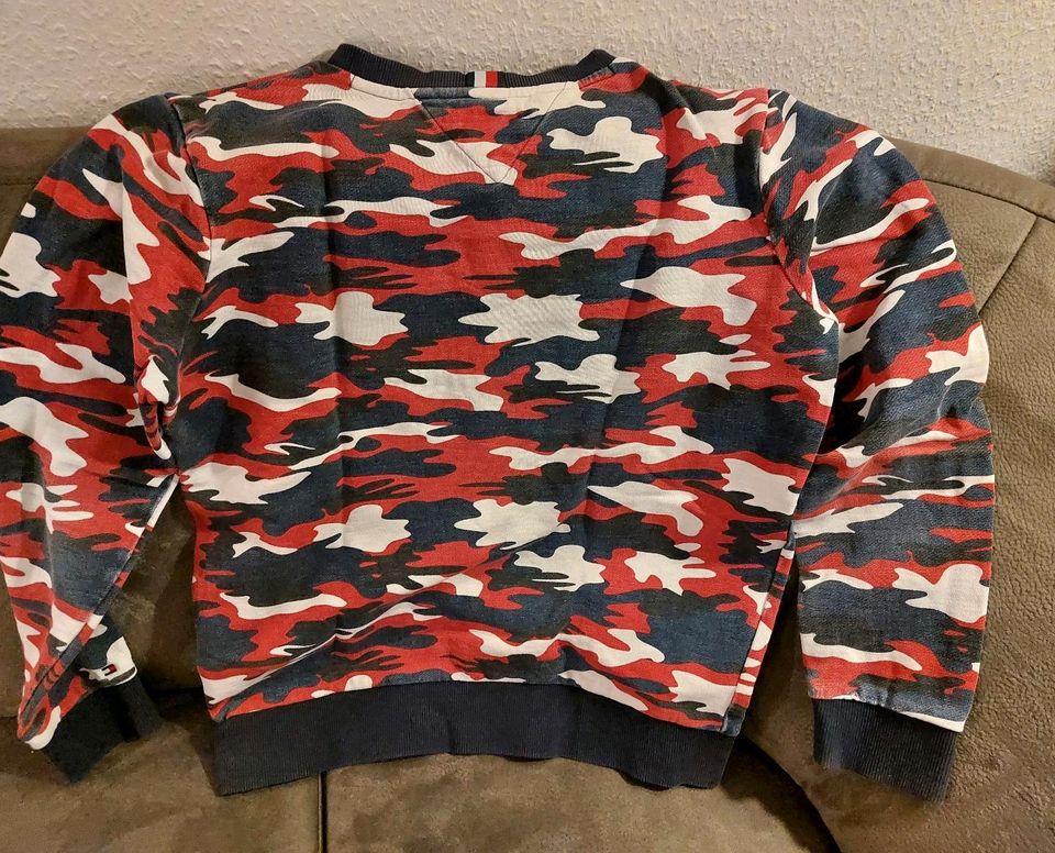 Tommy Hilfiger Pulli Pullover 164 camouflage rot weiß blau in  Nordrhein-Westfalen - Unna | eBay Kleinanzeigen ist jetzt Kleinanzeigen