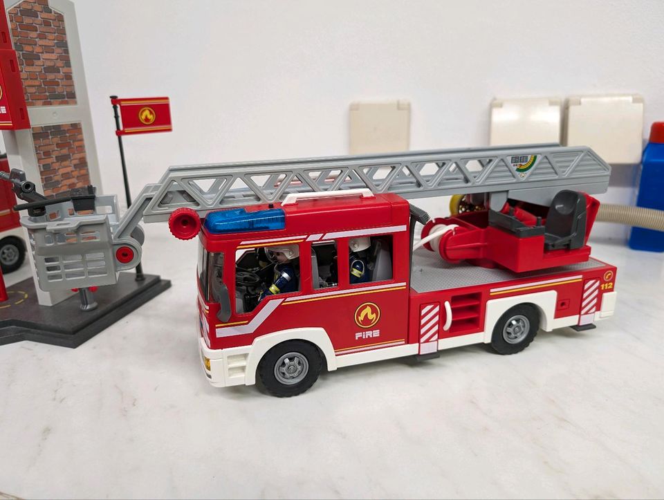 Playmobil Feuerwache, Schlauchturm, Leiterwagen & Rüstwagen in Alsdorf