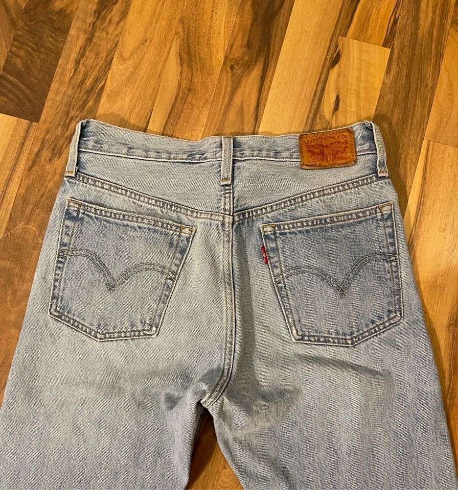 Levi‘s 26/32 blau stonewashed Löcher in Markersdorf bei Görlitz