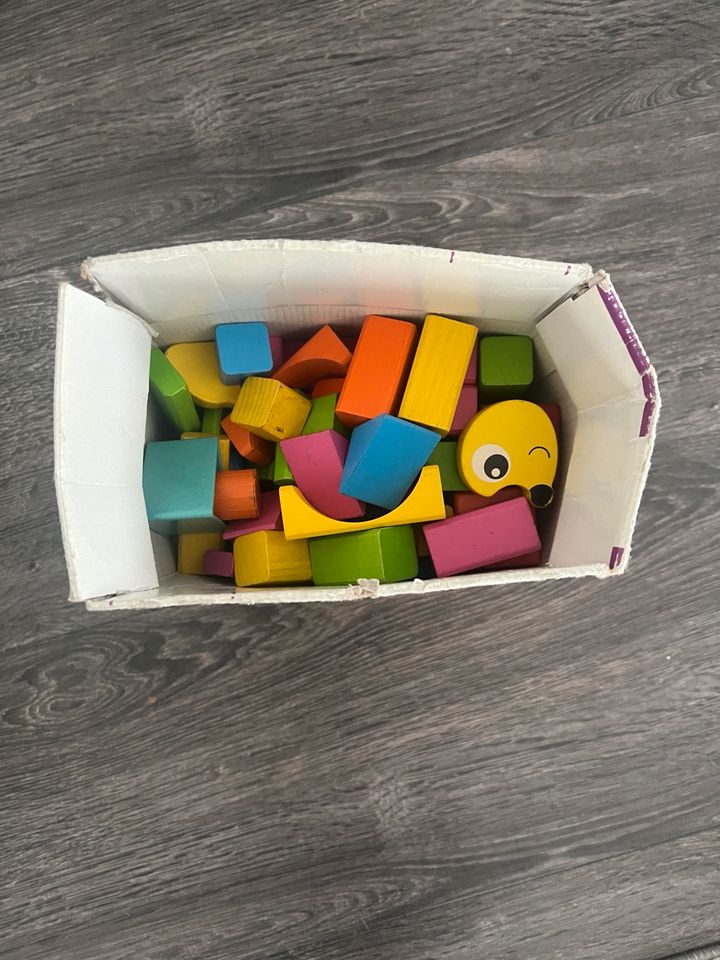 Holzspielzeug Spielsachen Kuscheltiere je 5 Euro in Schwalbach