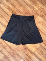 Stradivarius Satin Shorts Hose Größe 36 Nordrhein-Westfalen - Mönchengladbach Vorschau