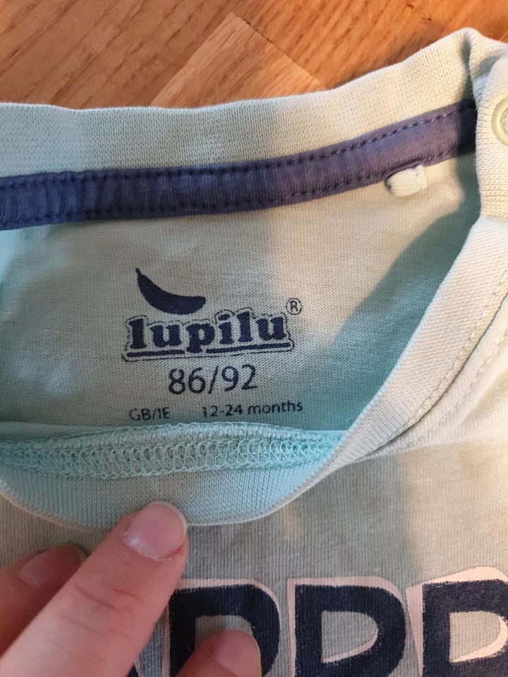 2 Tshirts lupilu 86/92 in Heppenheim (Bergstraße)