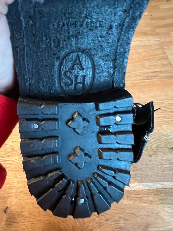 Nagelneue Echtleder Stiefel Nieten Boots von ASH in Köln