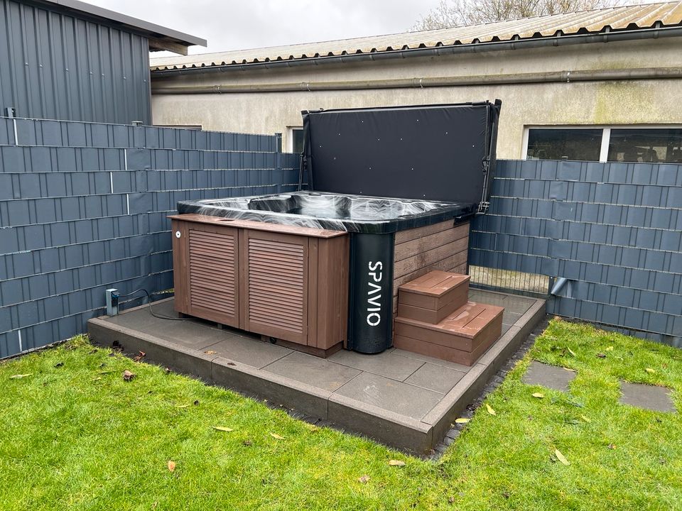 Spavio® Acryl Badezuber Hot Tub Whirlpool Viereckig Holzofen in Düsseldorf