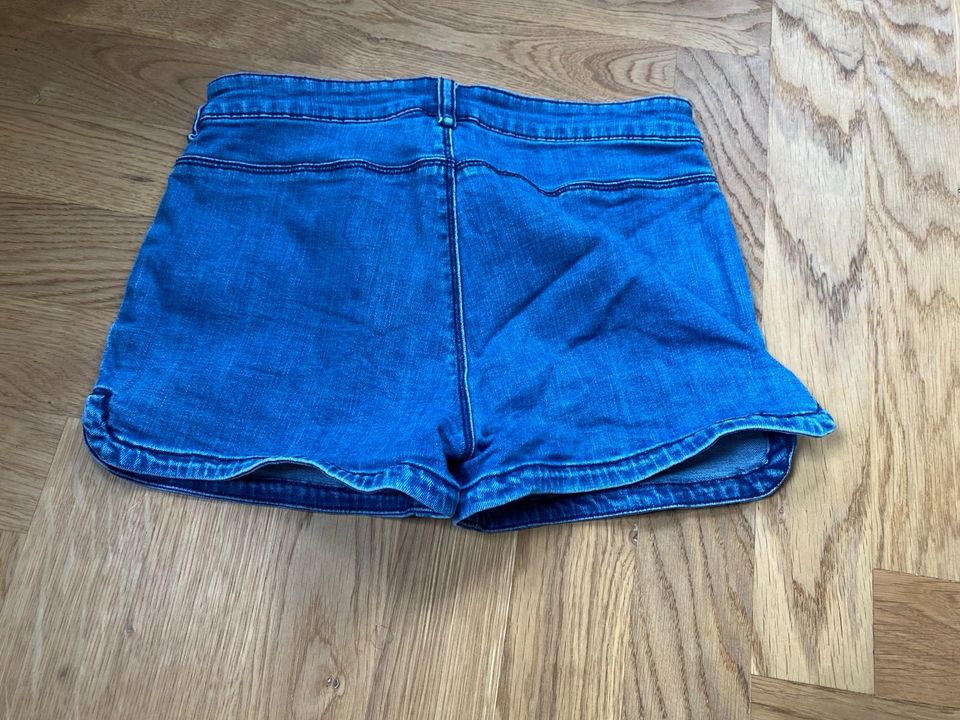 Jeansshorts mit aufgesetzten Taschen Gr. 170 in Frankenberg (Sa.)