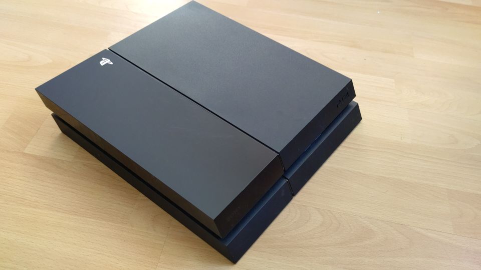 Playstation 4 - inkl. 2 Controller - einwandfreier Zustand in Meerbusch