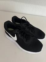 Nike Schuhe neuwertig Gr. 41 fallen klein aus passt eher 39/40 Niedersachsen - Hinte Vorschau