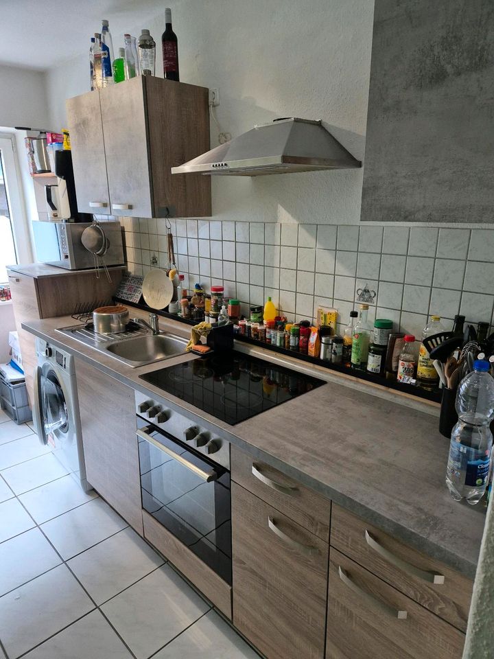 Küche inklusive elektronischer Geräte und Waschmaschine in Düsseldorf