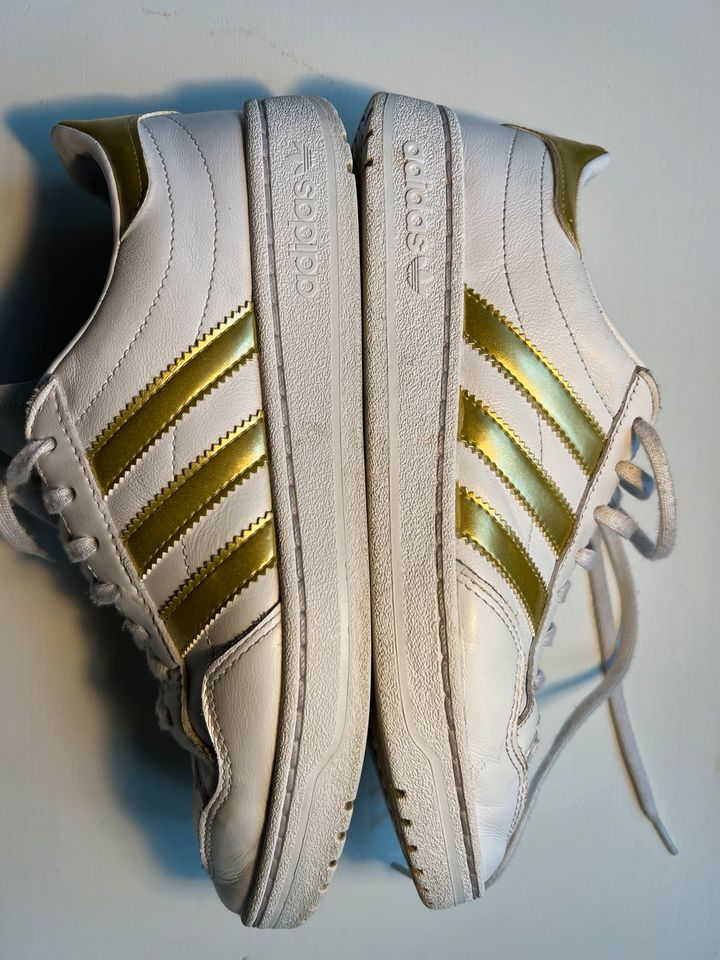 Adidas Sneaker weiß gold 40 2/3 Court W running Turnschuhe in Bielefeld