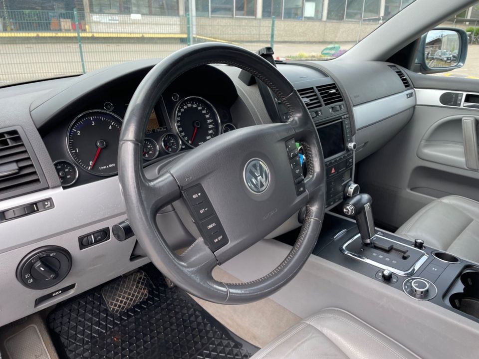 Volkswagen Touareg V6 TDI Automatik / Navi / Xenon / Leder in Lahr (Schwarzwald)
