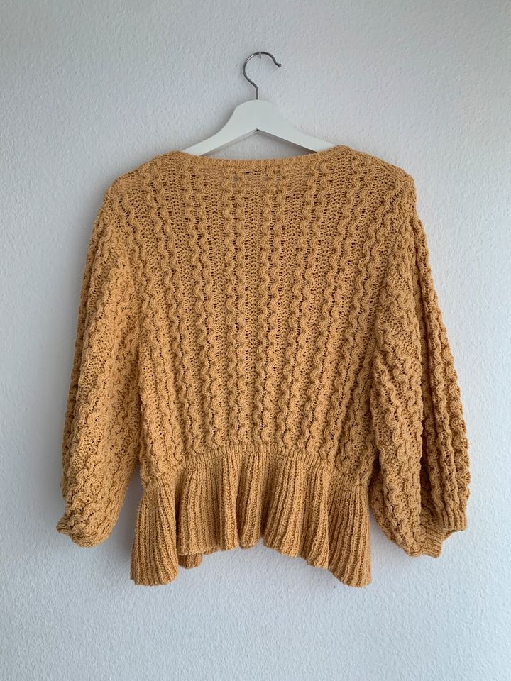 Zara Strickpullover mit Blumen in Düsseldorf