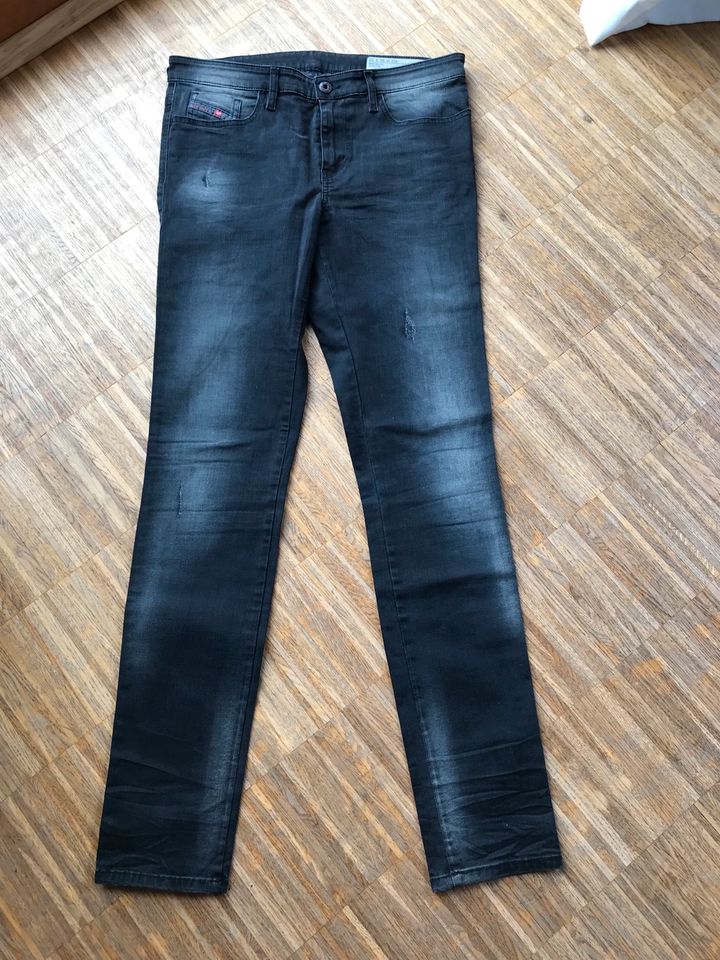 Diesel Jeans Skinzee regular waist in Leverkusen