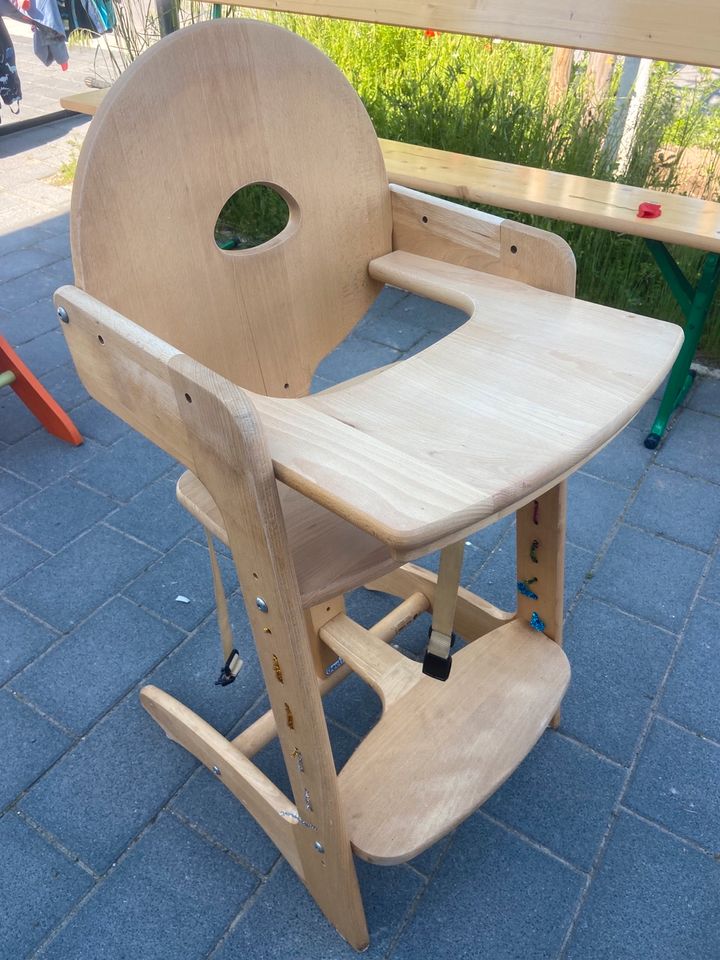 Kinderstuhl aus Holz, höhenverstellbar und mit abnehmbaren Tisch in Mannheim