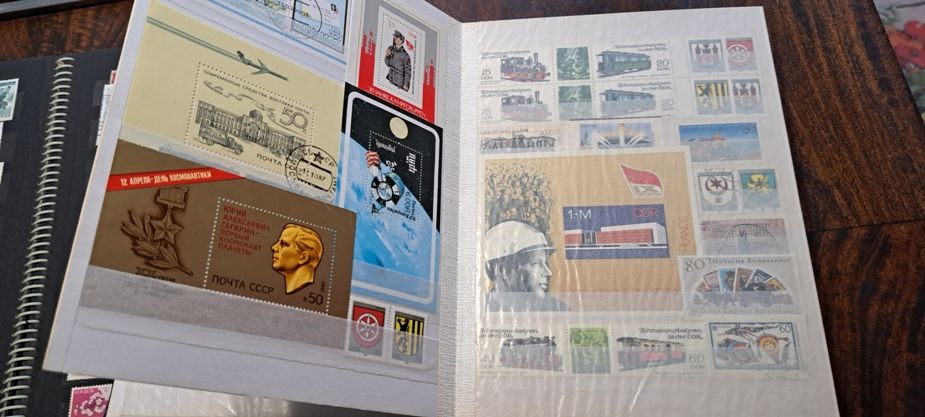 Briefmarkenalben mit Marken für Sammler in Erwitte