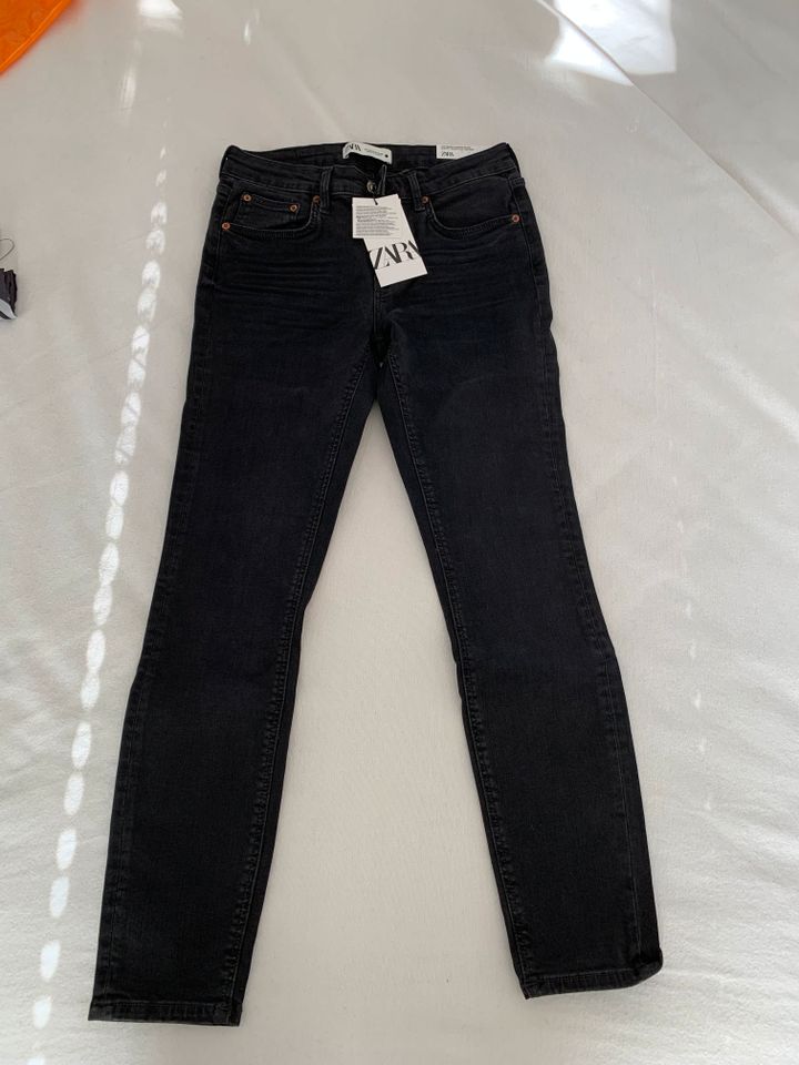 Jeans von Zara Neu mit Etikett Schwarz Gr. 40 in Hamburg