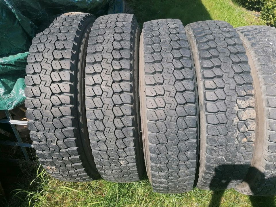 2x LKW Reifen DUNLOP 10r x 22.5 DOT 39/12 15mm neuwertig in Hörgertshausen