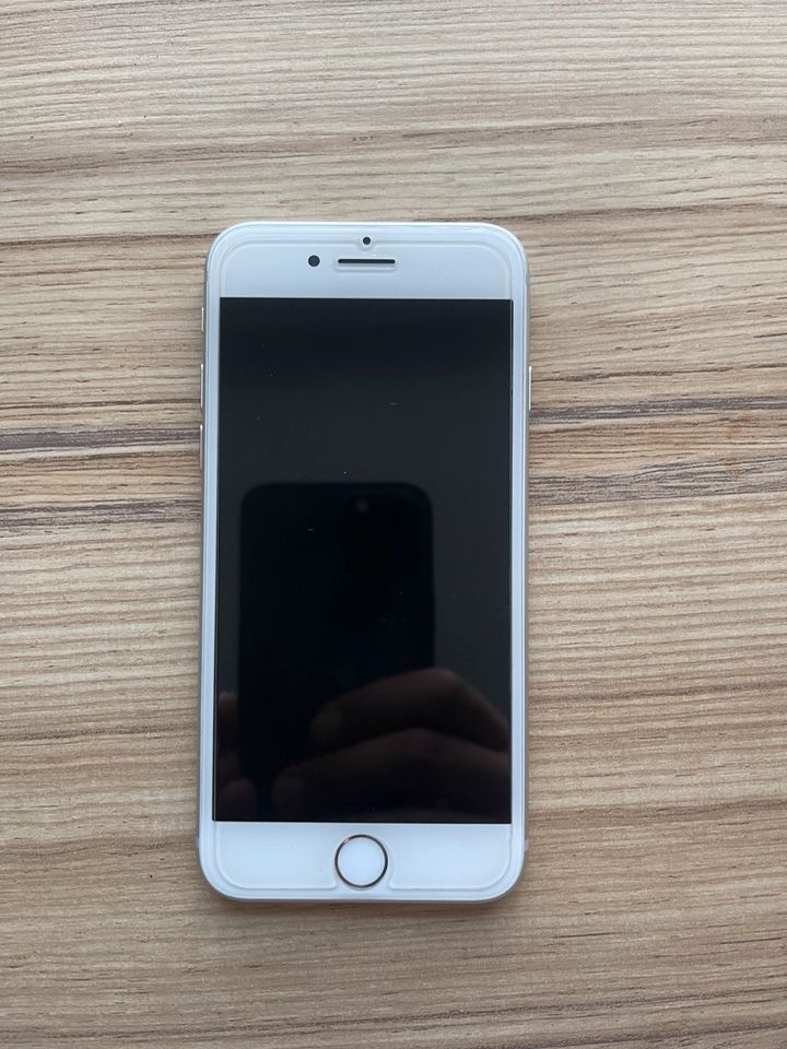 iPhone 8 64GB Weiß in Gäufelden