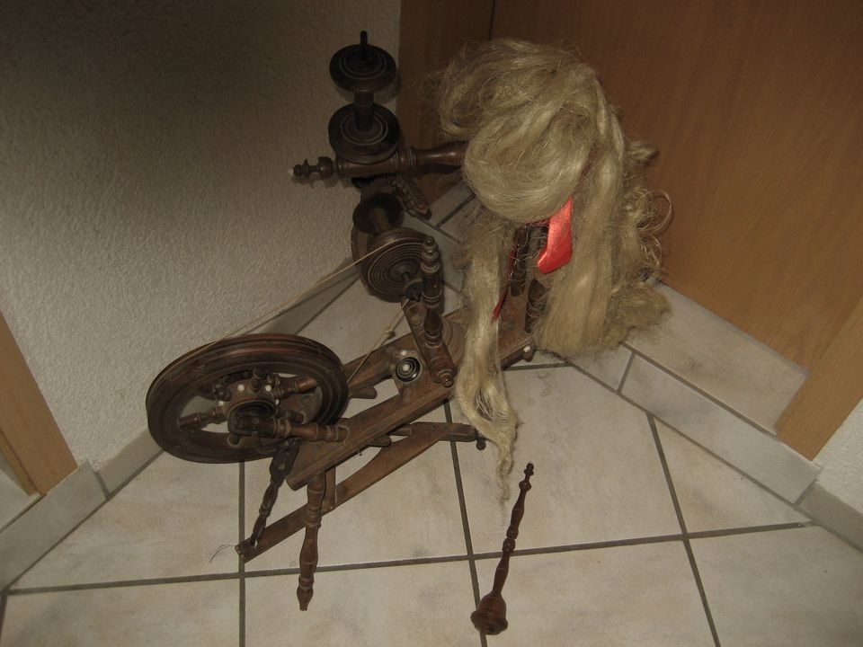 altes Spinnrad 50er Jahre, 60 cm x 35 cm, Höhe 84 cm in Birkenheide