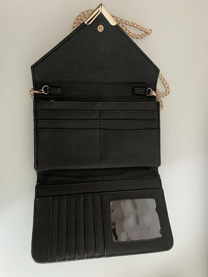 Schwarze Clutch mit goldener Kette in Bad Rappenau