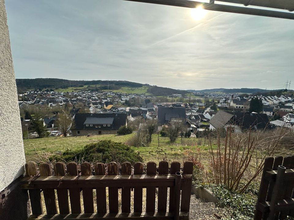 Geräumiges Wohnhaus mit 2 Garagen, tollem Ausblick und vielen Möglichkeiten in Mittenaar