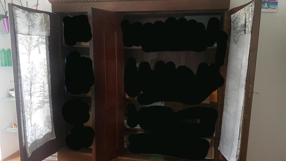 schöner massiver Holzschrank mit zwei Glastüren | Schrank Holz in Erlangen