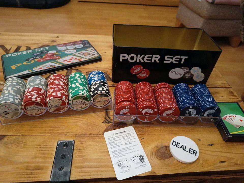 Pokerchips mit einem Kartenspiel in Berlin