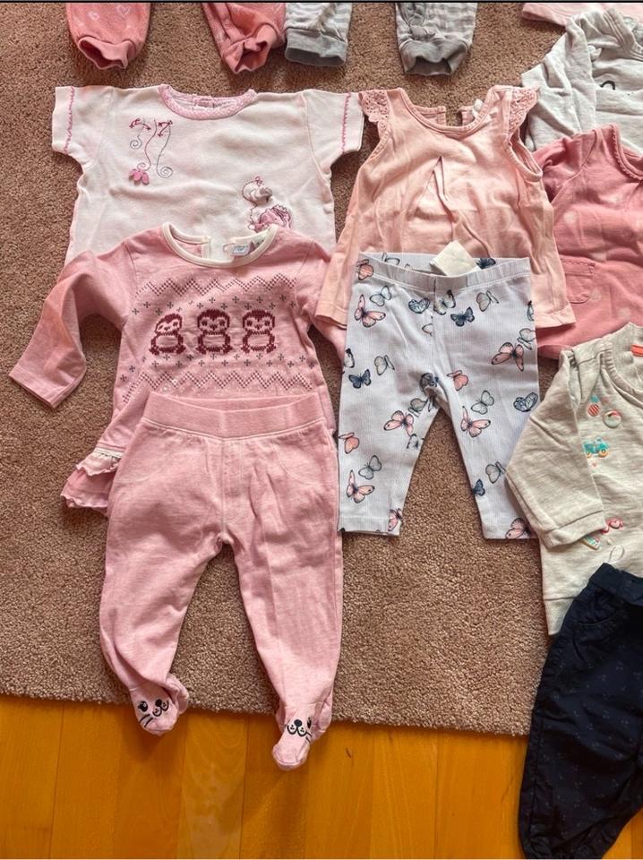 Kleiderpaket 62 68 Shirts Strampler Leggings H&M C&A Steiff in Weiden (Oberpfalz)