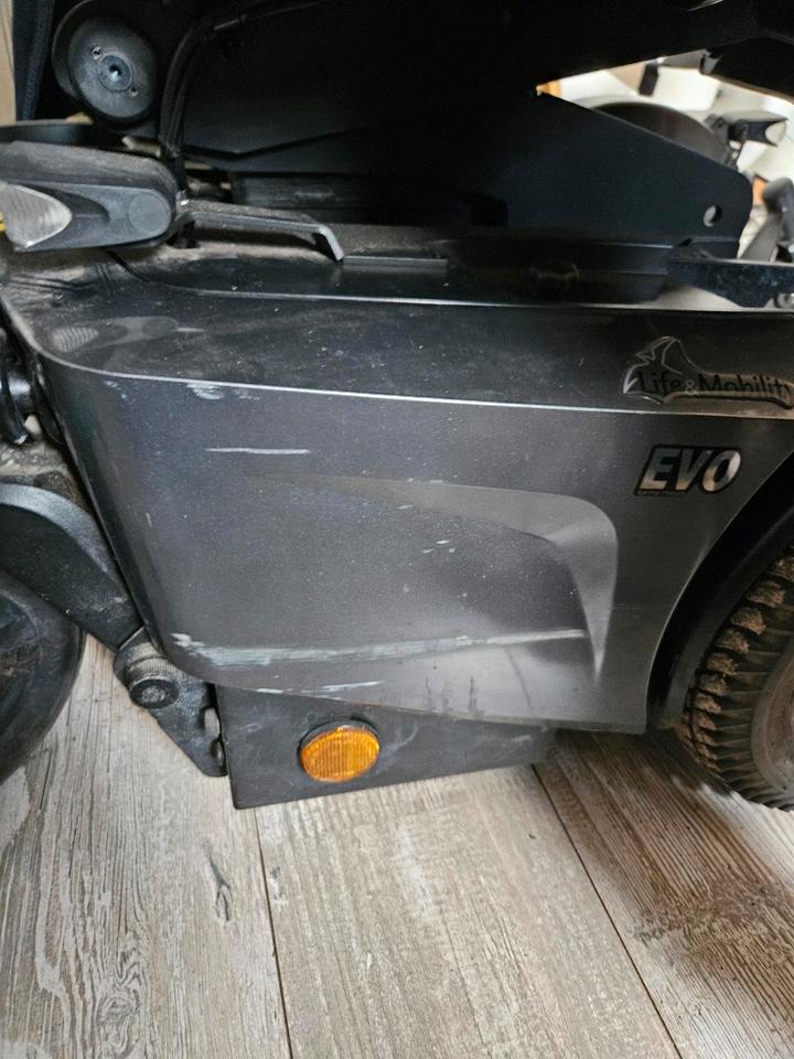 Elektrischer Rollstuhl karma Aufricht- und Liegefunktion in Bienenbüttel
