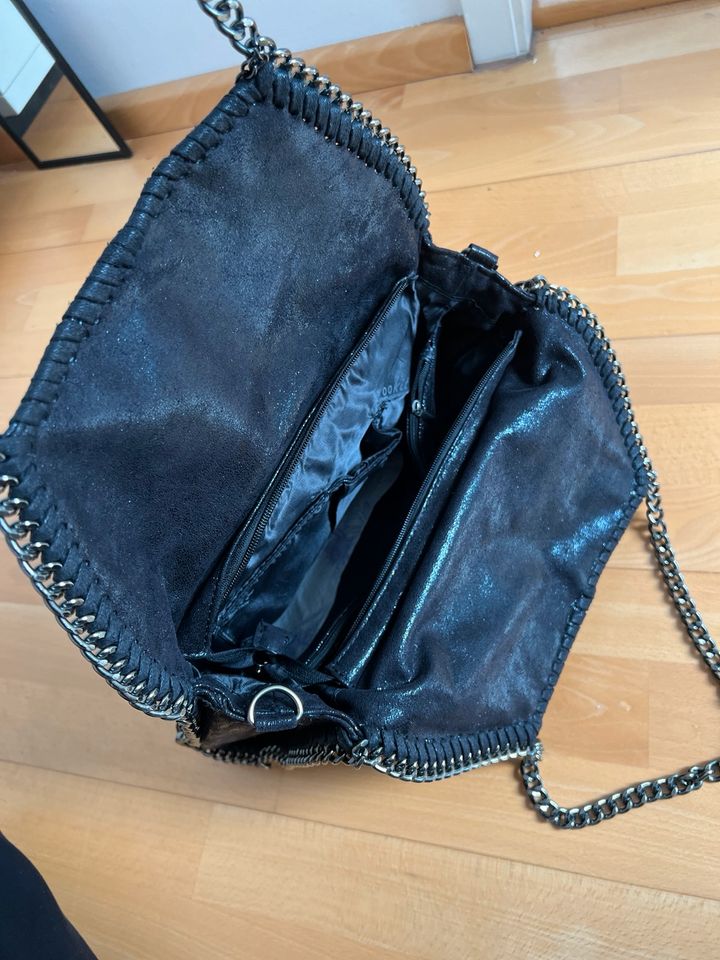 Schwarze Tasche mit Ketten in München