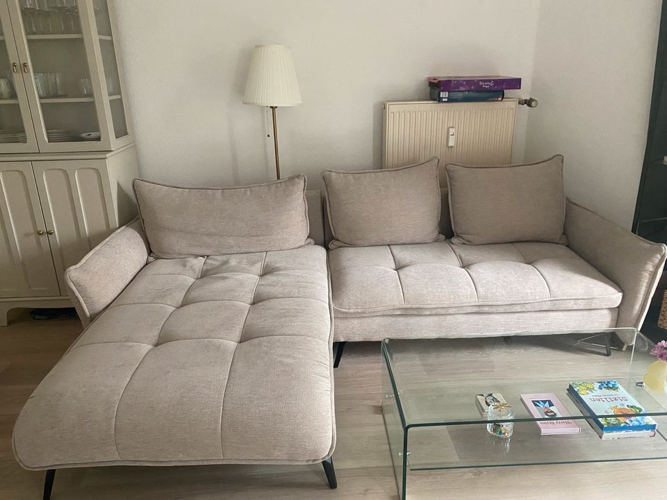 Couch beige *Preis verhandelbar* in Frankfurt am Main